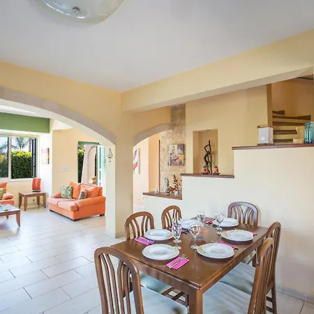 Ferienvilla Jo Fuer 10 Personen In Paralini * Paralimni
